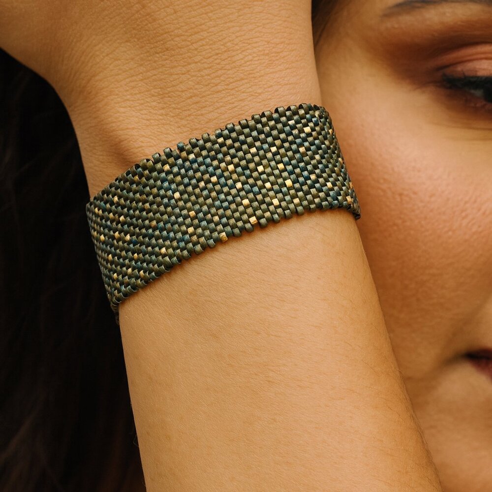 Signed Susie‎ Larsson Matte Slate Green & 24K Gold Bead Bracelet – 7”